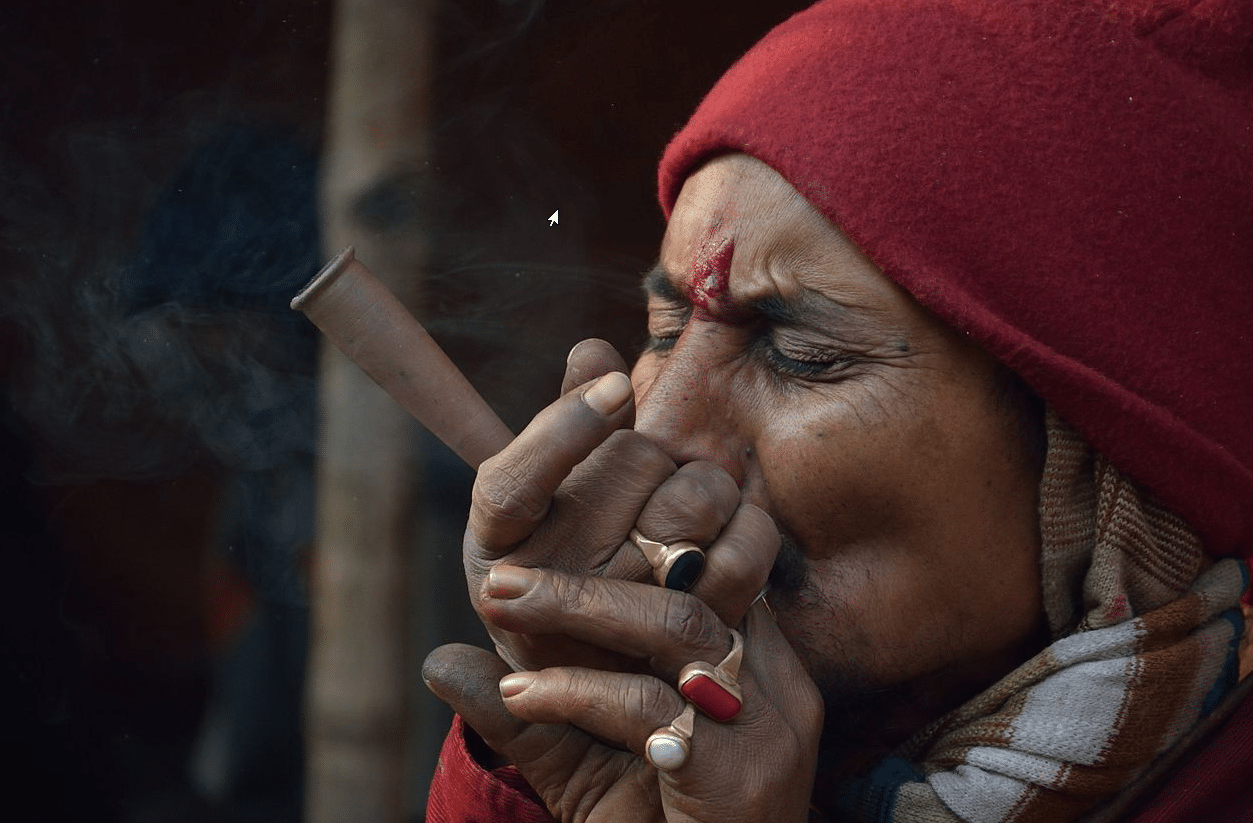 homme indien fumant du cannabis