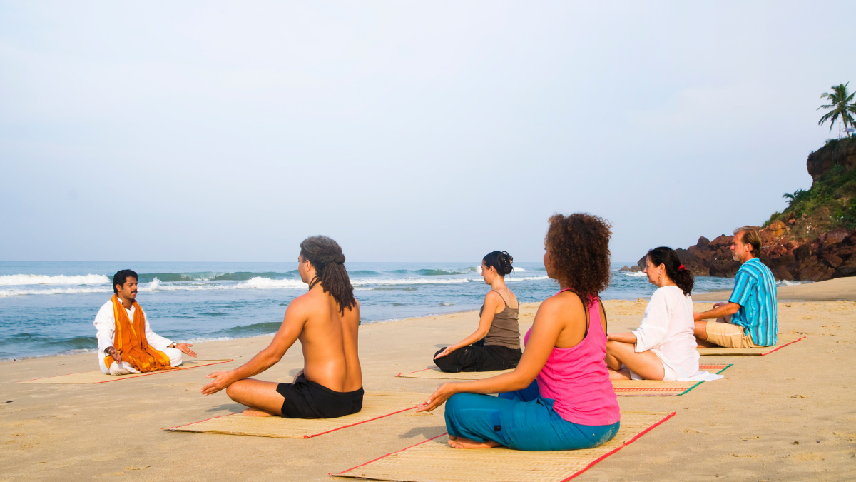 Goa, le yoga les pieds dans le sable