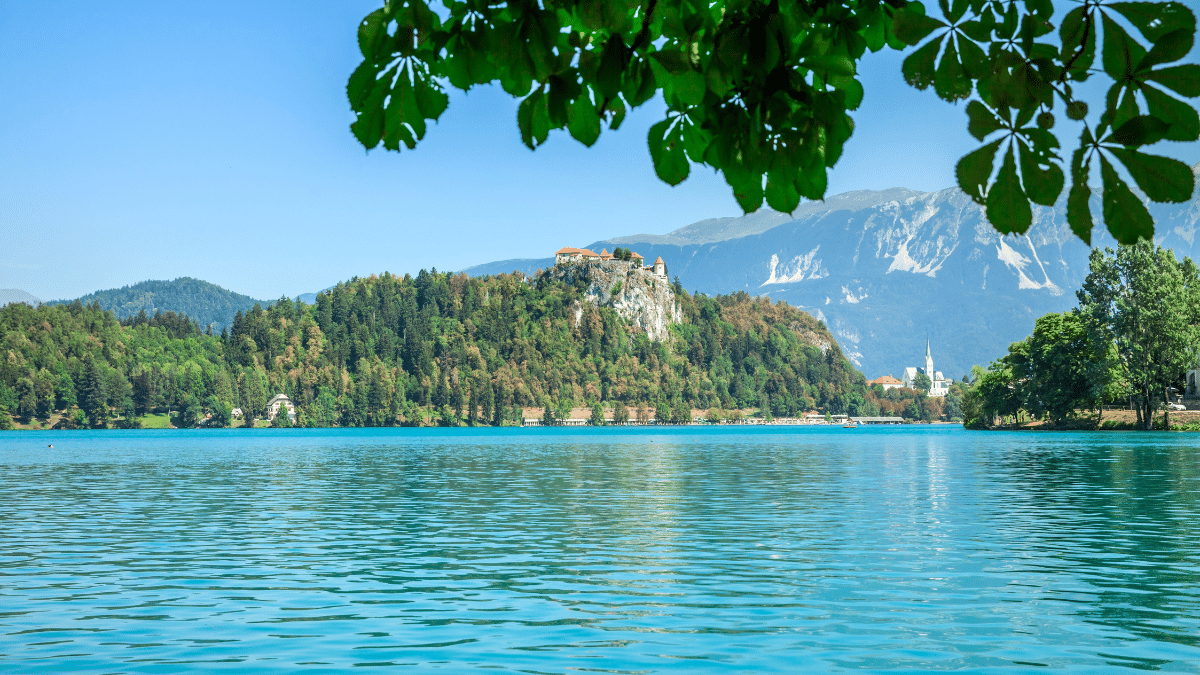 Le lac secret des Alpes, oasis de fraîcheur et plages à découvrir cet été