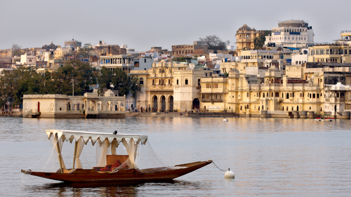Udaipur une ville blanche qui surgit entre les lacs