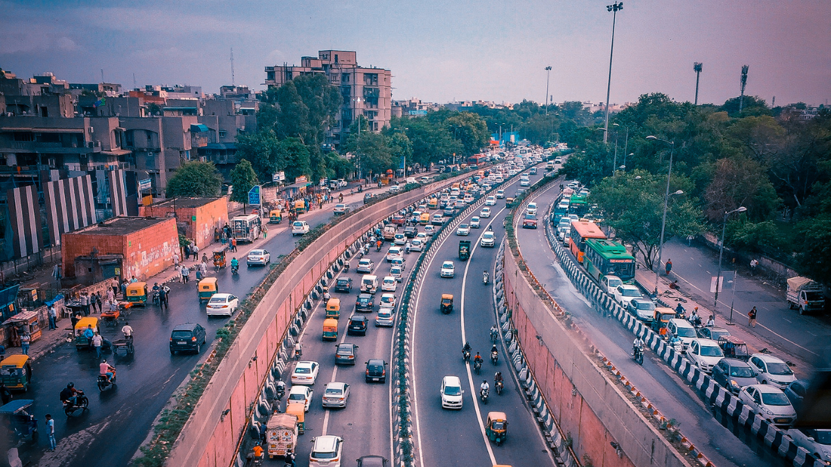 Voitures, klaxons et embouteillages à Delhi