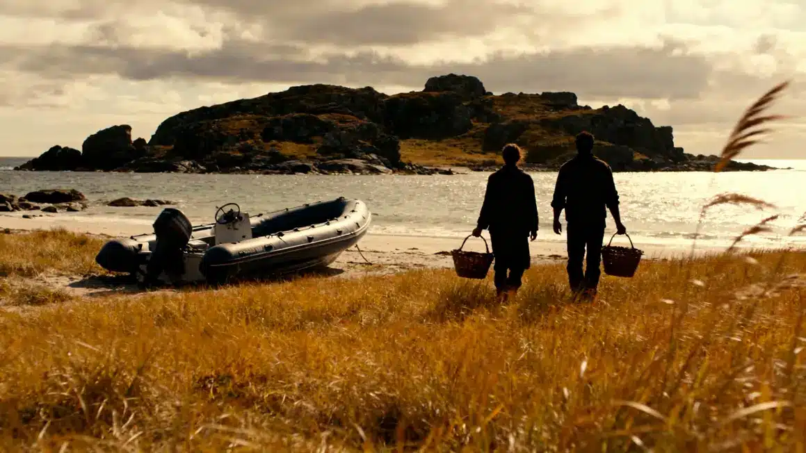 Zodiac accoste sur plage ile Dumet en automne