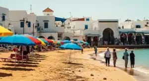 Retraités français sur plage méditerranéenne à Bizerte Tunisie