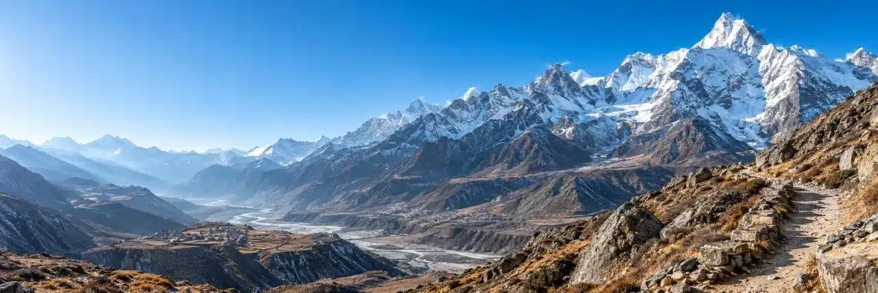 Montagnes en Inde dans l'Himalaya avec vallée d'altitude et sommets enneigés